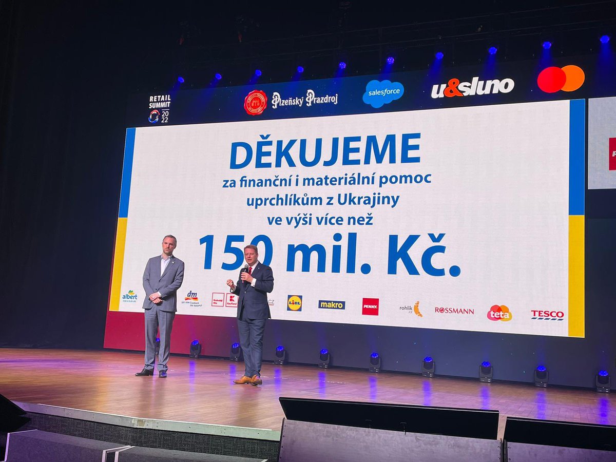 ProuzaTomas's tweet photo. Díky moc @ZdenekHrib, že dnes večer dorazil na #retailsummitcz a předal ocenění všem obchodům za pomoc se zvládnutím uprchlické krize. Jsme rádi, že jsme mohli pomoci! 🇨🇿🤝🇺🇦 https://t.co/cRZPJblYYu