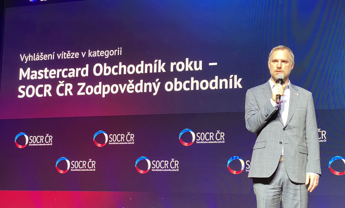 ProuzaTomas's tweet photo. Díky moc @ZdenekHrib, že dnes večer dorazil na #retailsummitcz a předal ocenění všem obchodům za pomoc se zvládnutím uprchlické krize. Jsme rádi, že jsme mohli pomoci! 🇨🇿🤝🇺🇦 https://t.co/cRZPJblYYu