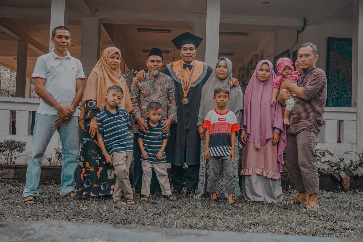 latif_aabd's tweet photo. 25 tahun lagi pisan foto keluarga. Dan foto rencana mau berkeluarga https://t.co/ObK5MKNv4C