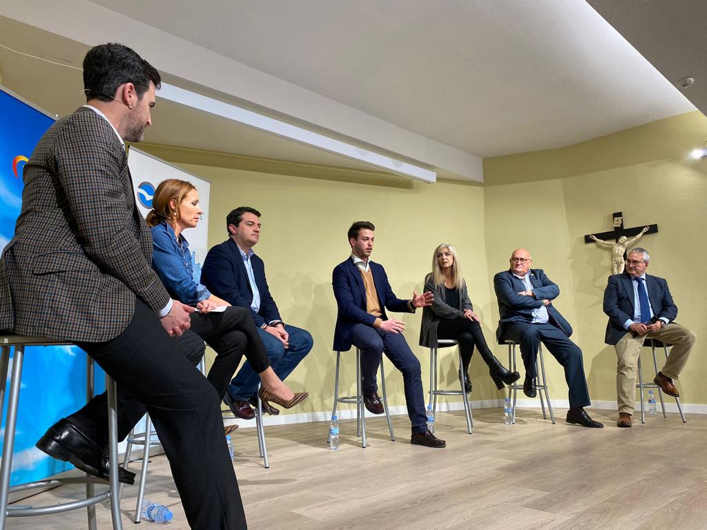 Patricia_Pozo_'s tweet photo. Enhorabuena a @NNGGCordoba y @pp_cordoba por el estupendo #ForoCofrade de hoy. Junto a @jesusraguirre y @jmbellidoroche, alcalde de #Córdoba reafirmamos la apuesta del Gobierno de @JuanMa_Moreno por nuestro arte sacro y el legado cultural y patrimonial de hermandades y cofradías https://t.co/6V6Ai1TPn9