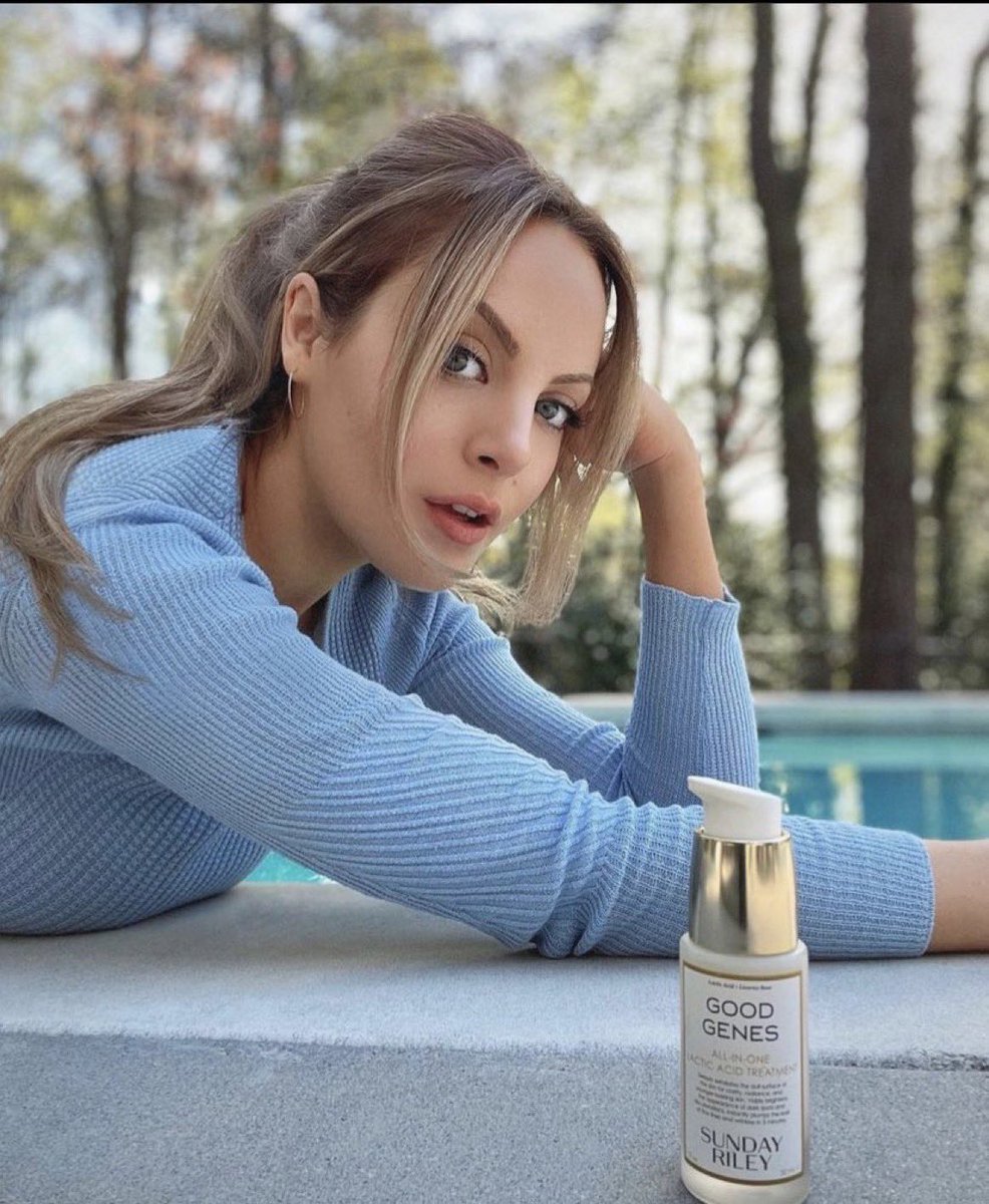 also love that she does an ad for an anti wrinkle serum as if the majority of her followers aren’t teenagers and young adults but girlboss nonetheless 💅🏻