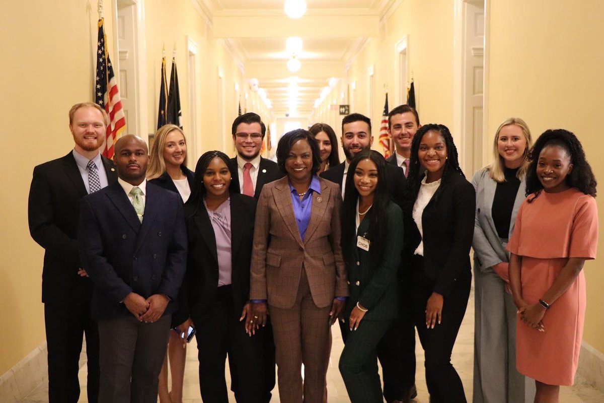 RepValDemings's tweet photo. An absolute pleasure to meet with the young men and women of the Florida Gubernatorial Fellows Program. I am positive that the future of Florida, our nation, and the world will be in good hands. I am excited to see all that they will CONTINUE to accomplish. https://t.co/504tTr1mvF