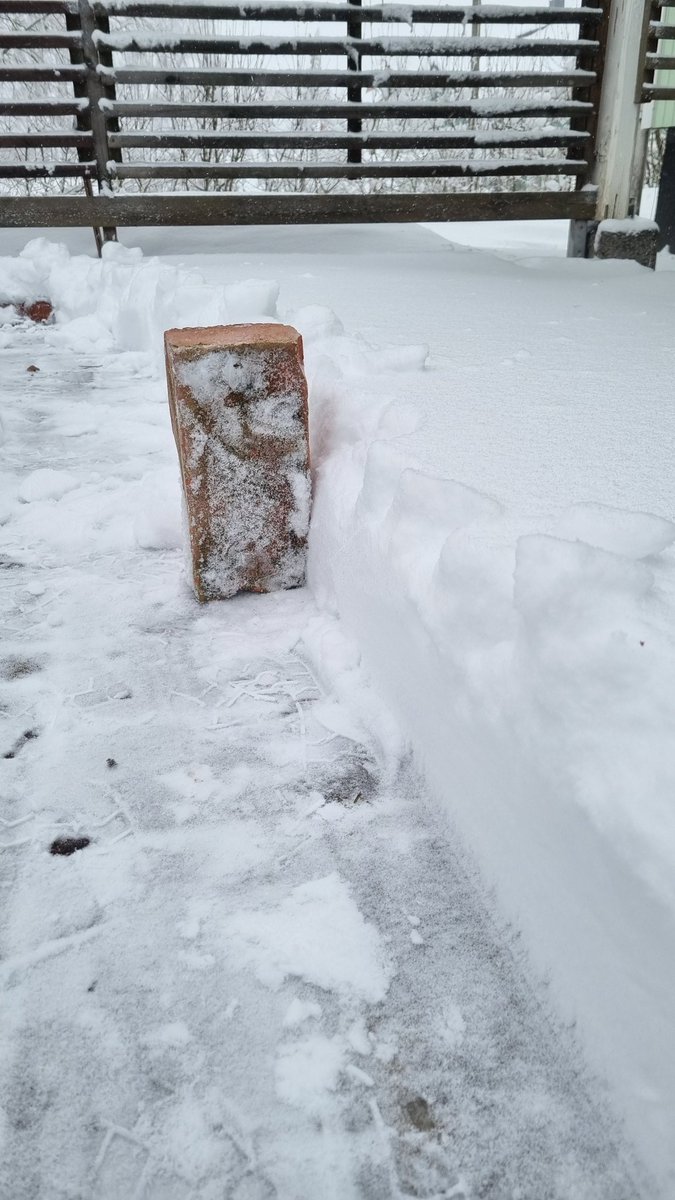 svoutil's tweet photo. Just over 24hrs ago this patio had zero snow or ice. #aprilstorm https://t.co/4zXLS4xDAM