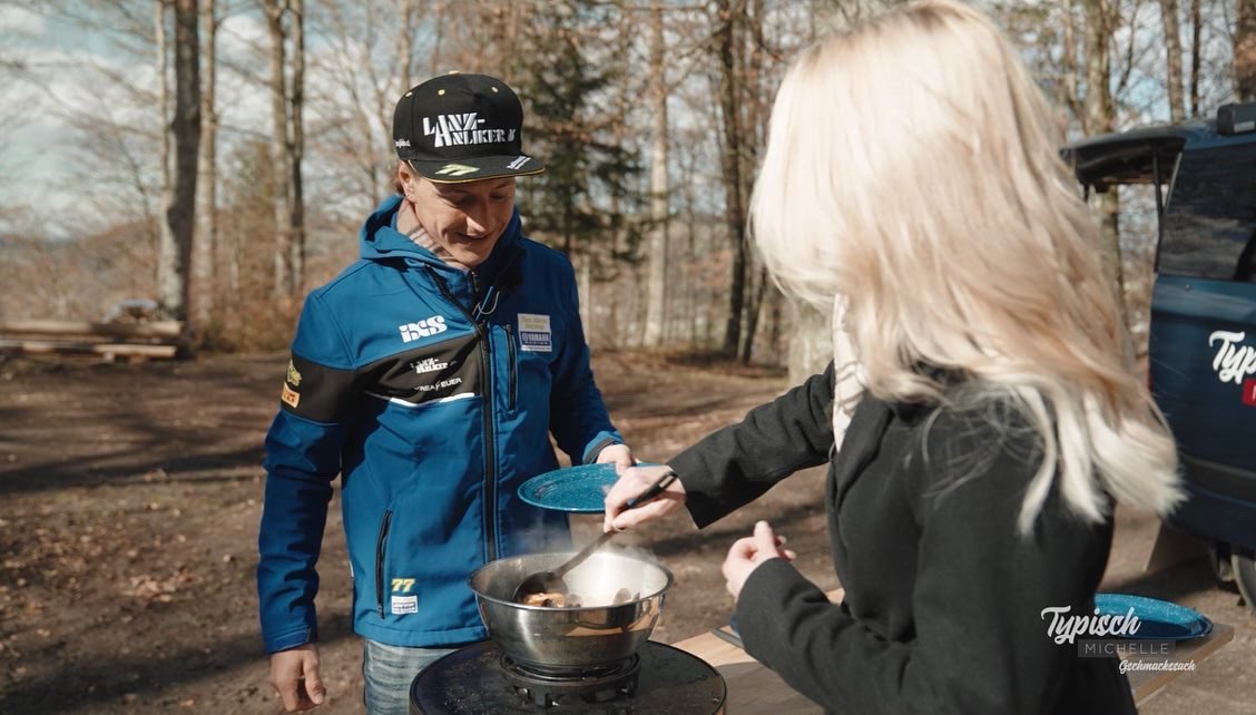 MichelleBernhar's tweet photo. Chochä mitem Töffrennfahrer Domi Aegerter hüt @TeleBaernTV 

@DomiAegerter77 #telebärn #77 #typischmichelle #domiaegerter #tv #bern https://t.co/GD4A1pq4qA