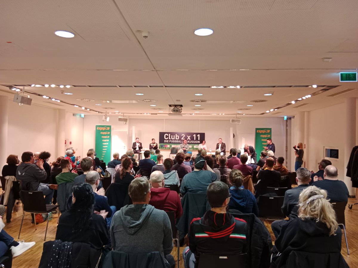 ballesterer_fm's tweet photo. Unser Club 2x11 läuft. Die Fußballstadt Wien zieht. Auch heute noch. Das sagen Steffen Hofmann vom @skrapid und Christian Kirchengast vom @FACWien gleichermaßen. Sabine Eder berichtet von ihrer Karriere bei #Landhaus u ihrer heutigen Tätigkeit als Trainerin beim @WienerSportClub. https://t.co/DMahDDFHKJ