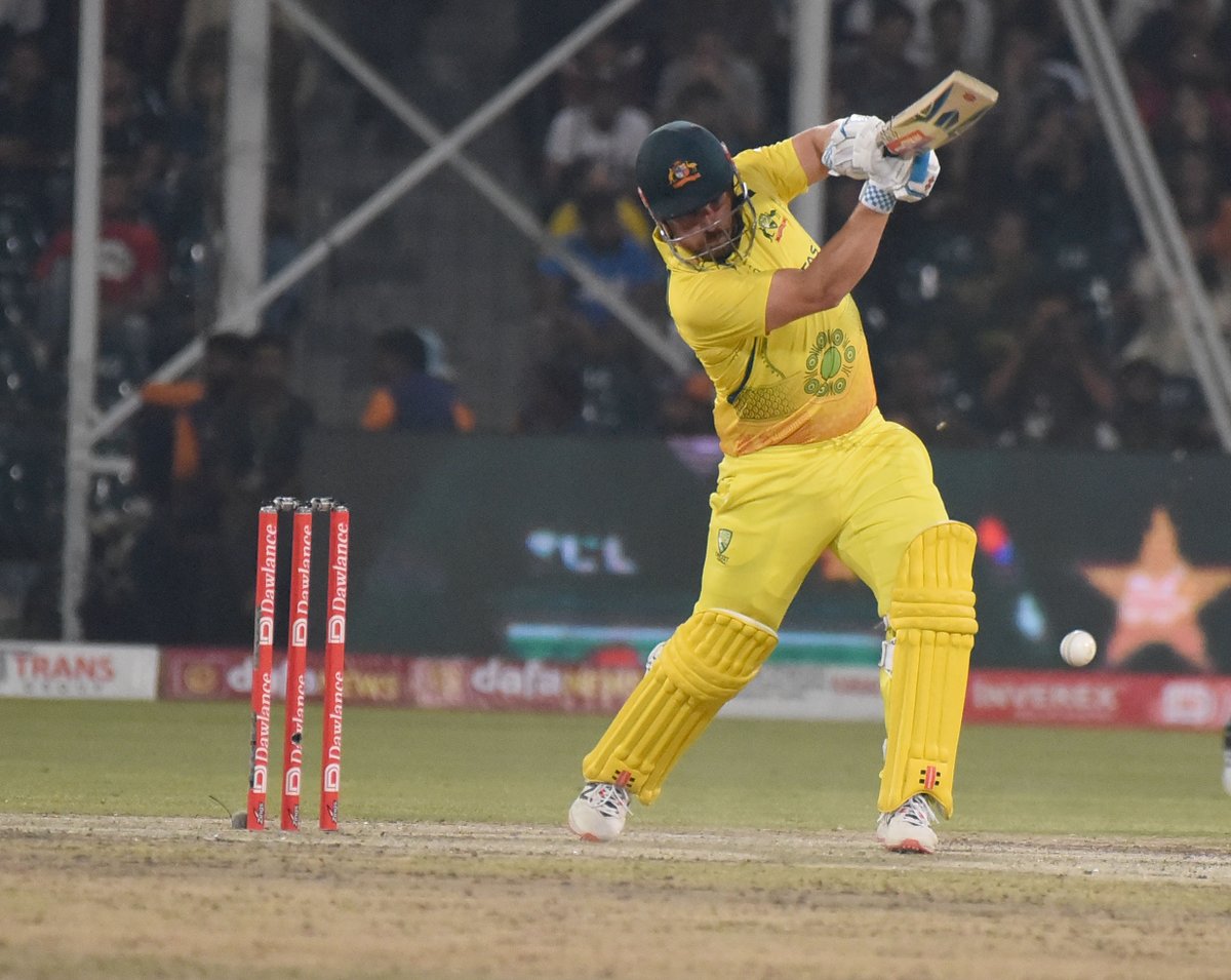 Fifty comes up for Aaron Finch! This is his 16th in T20Is. AUS 140/5 (15.2 overs) Finch 51* Ben McDermott 3* Target: 163 #ARYSports #PAKvAUS #BoysReadyHain