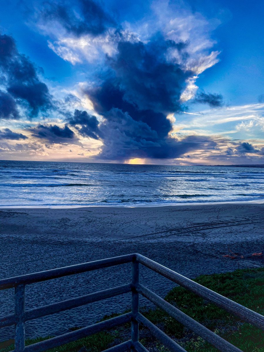 Ruesef's tweet photo. ~ blues, breezes, sundown, rain ~ https://t.co/fHWJwthOox