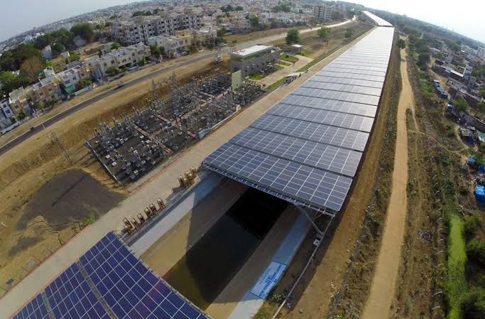 Verdant_Sphere's tweet photo. @MikeHudema True, the Government is further looking towards alternatives for the installation of solar panels.

In Gujarat, the state of #India, Gov. Installed a canal top solar plant with a capacity of 10MW,3.5km long &amp; 3024 solar panels on a bridge #energy #climatechange #green #COP26 https://t.co/dfbLUefxbs