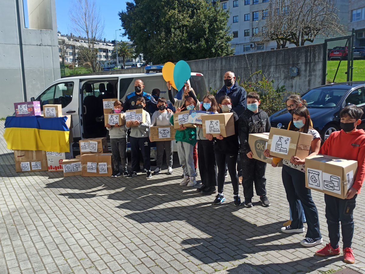 Aplcoruna's tweet photo. 🇺🇦 Queremos agradecer al profesorado y a los padres/madres del CEIP O Graxal su iniciativa de recaudar fondos y material para enviar a Ucrania

🚔 Esta mañana recogimos el material y lo llevamos a la la nave de AGA Ucraína

👏 A mayores recaudaron más de 2.000€ a favor de AGA https://t.co/yI8gecwBdu