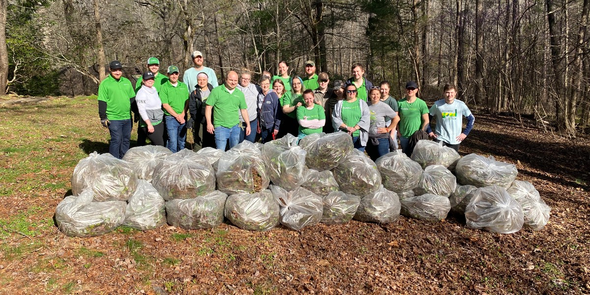 SC_State_Parks's tweet image. Volunteers from @Publix Supermarkets came out to Paris Mountain State Park, recently, for Publix Serves Week. These 60 volunteers removed 125 garbage bags of invasive English ivy from the park. We appreciate their efforts in helping keep Paris Mountain State Park pristine!