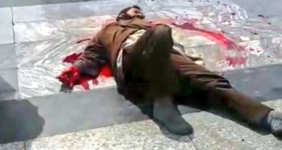amir_e_cheshmat's tweet photo. شهادت فقط تو حلب و دمشق و خط‌مقدم نیست!
میشه پای مکتب بابامون علی هم جهاد کرد و شهید شد :) https://t.co/HPIKss8DmA
