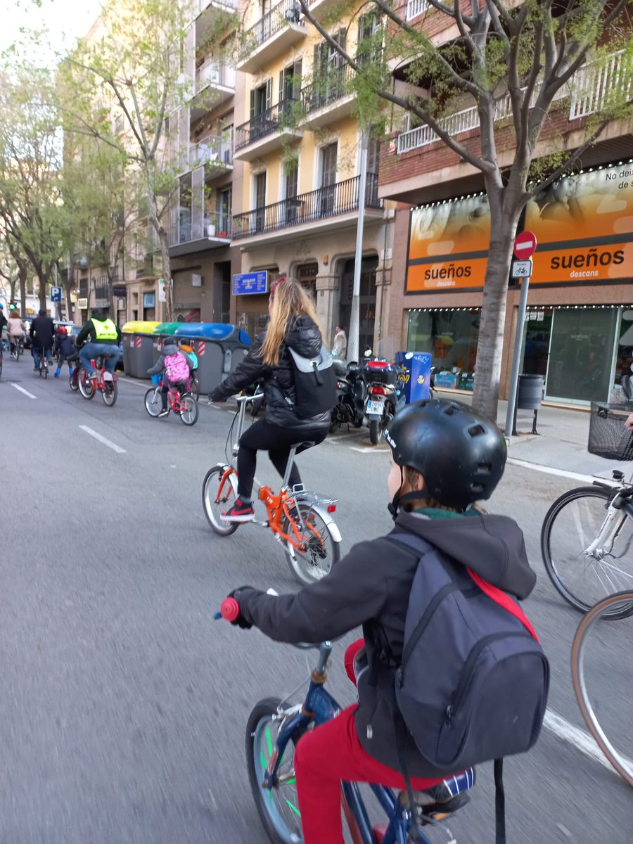 biciclona's tweet photo. Dia 1/04 i Dia 1 de #30DAB #30DEB estreno superemotiu amb @bicibuseixample i #bicibcn

Gràcies @_txetxo per adaptar-me la #monty 🥰 https://t.co/zpGpYOsHVk