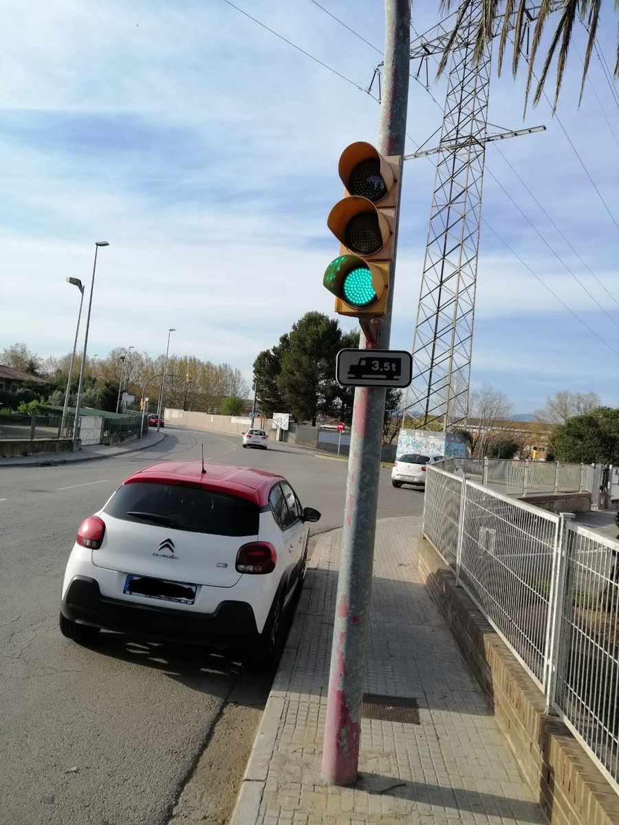 VEUR95819311's tweet photo. Bon dia, @AjRubi passo la ubicació i imatge del lloc on ha desaparegut un senyal de prohibició de camions de més de 3,5 tones. @rubifotoquejas https://t.co/3WepgSf7mE