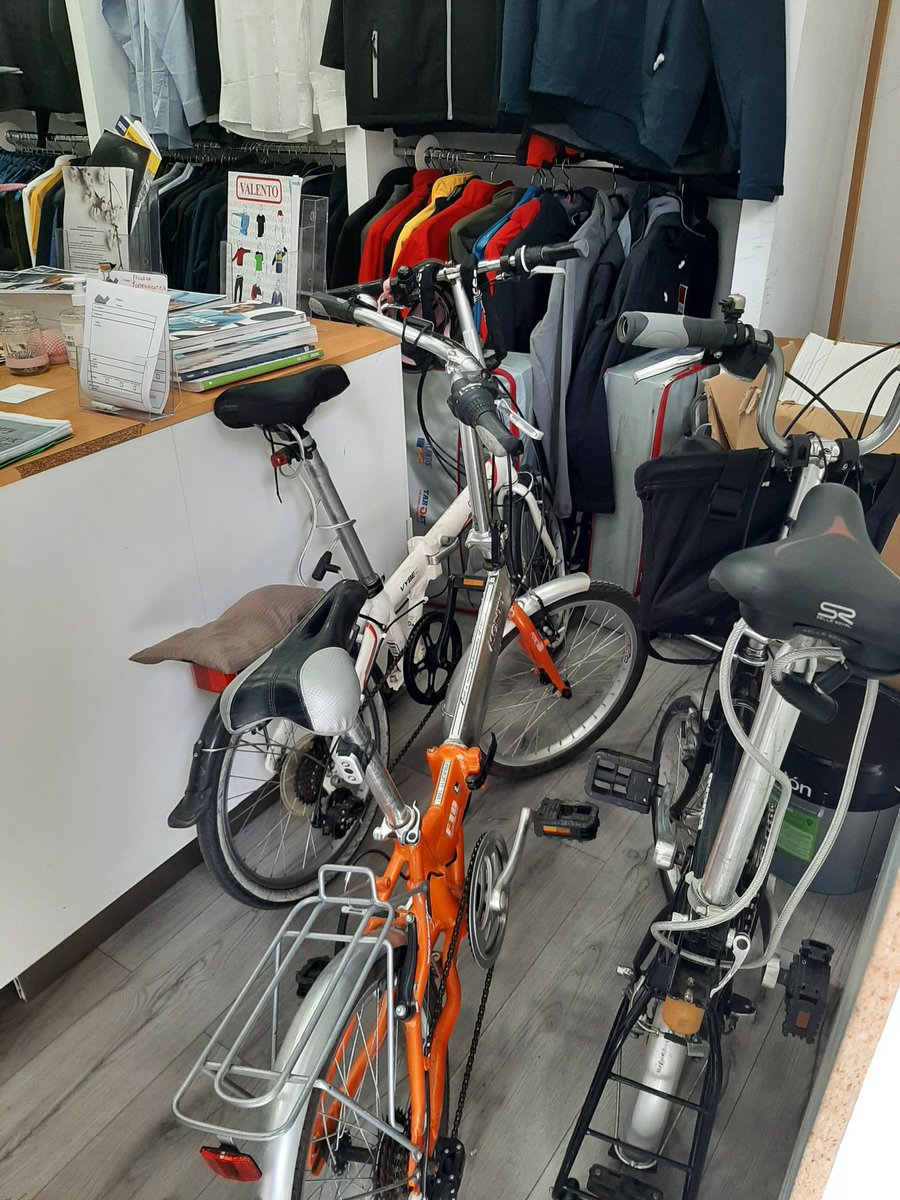 biciclona's tweet photo. Dia 5/04 i Dia 3 de #30DAB #30DEB toca fer compres pel barri i les botigues #BikeFriendly són sempre la primera opció https://t.co/Q4gcYG4KZT