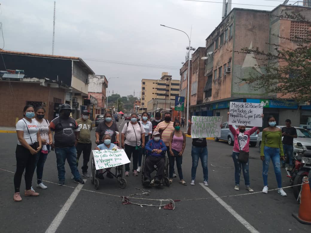 amigostrasplant's tweet photo. 16 personas contagiadas de Hepatitis C en la unidad de diálisis Seneca en Portuguesa, por mala higiene de las máquinas. 

Utilizan vinagre para limpiarlas. Lo ideal es utilizar ácido acético. 

100 personas reciben atención allí, ¿qué espera el @ivssoficial ? #DialisisEnRiesgo https://t.co/hKJDVjZWII