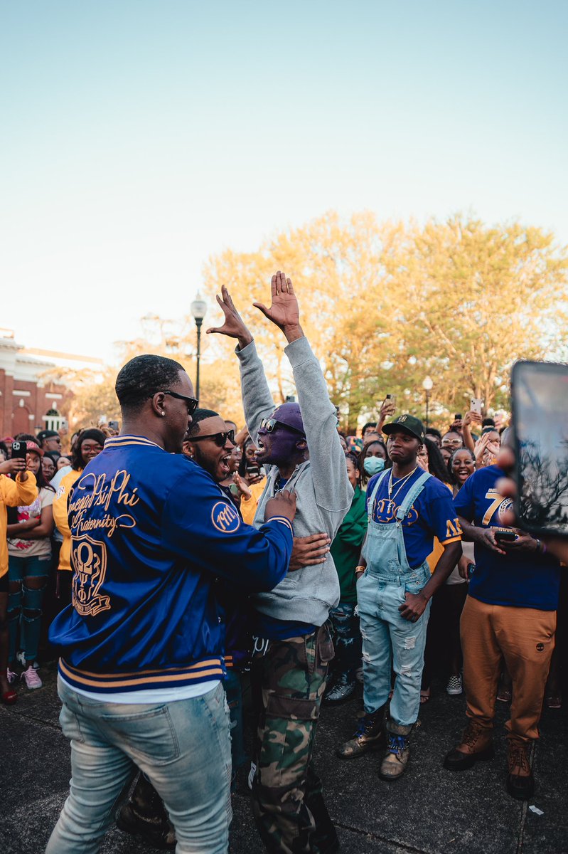 6jamesiv's tweet photo. We BaQ #RQQ 🐶⚡️ https://t.co/znydmaZi0T