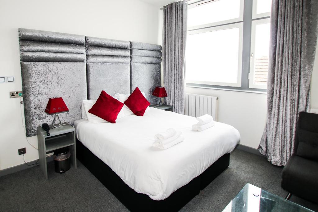 brunshotel's tweet photo. Planning a date night in #Glasgow soon? Merchant City IS the place to be, and #thebrunswickhotel IS the place to stay. #merchantcityglasgow #datenightglasgow #overnightinglasgow #brunswickhotelglasgow #perfectdatenight #nightowlsglasgow https://t.co/kVrx4DMpeE