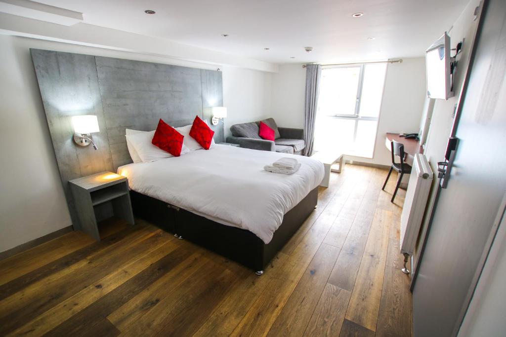 brunshotel's tweet photo. Planning a date night in #Glasgow soon? Merchant City IS the place to be, and #thebrunswickhotel IS the place to stay. #merchantcityglasgow #datenightglasgow #overnightinglasgow #brunswickhotelglasgow #perfectdatenight #nightowlsglasgow https://t.co/kVrx4DMpeE