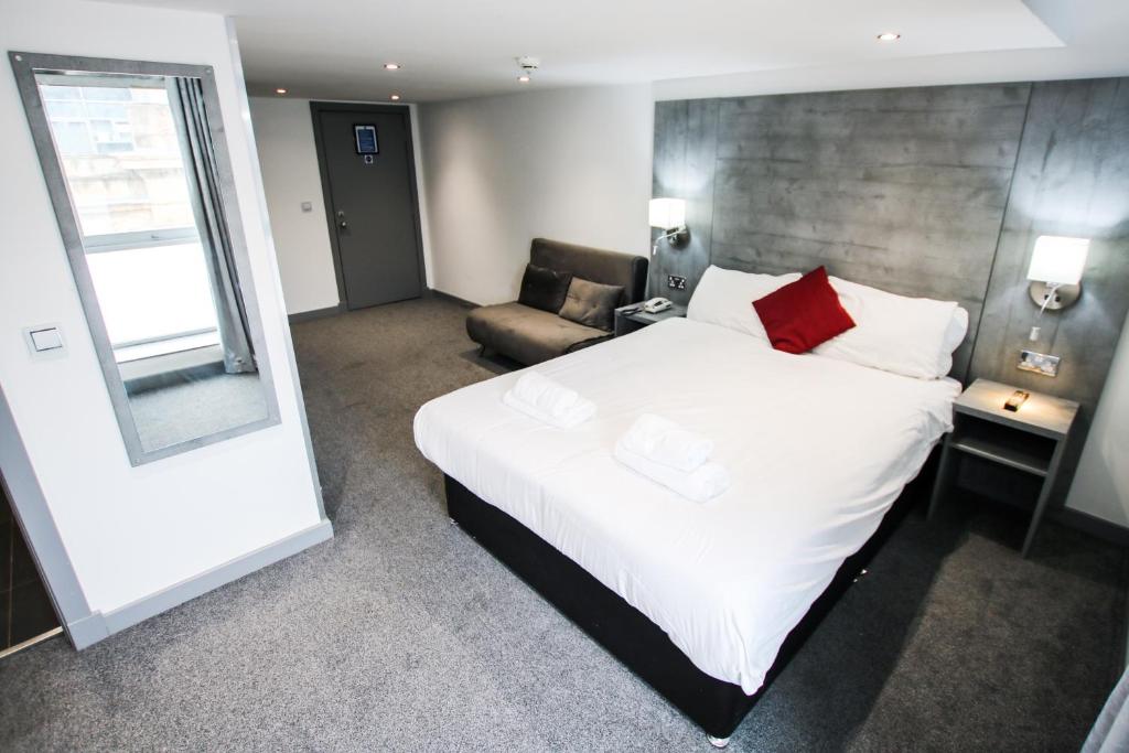 brunshotel's tweet photo. Planning a date night in #Glasgow soon? Merchant City IS the place to be, and #thebrunswickhotel IS the place to stay. #merchantcityglasgow #datenightglasgow #overnightinglasgow #brunswickhotelglasgow #perfectdatenight #nightowlsglasgow https://t.co/kVrx4DMpeE