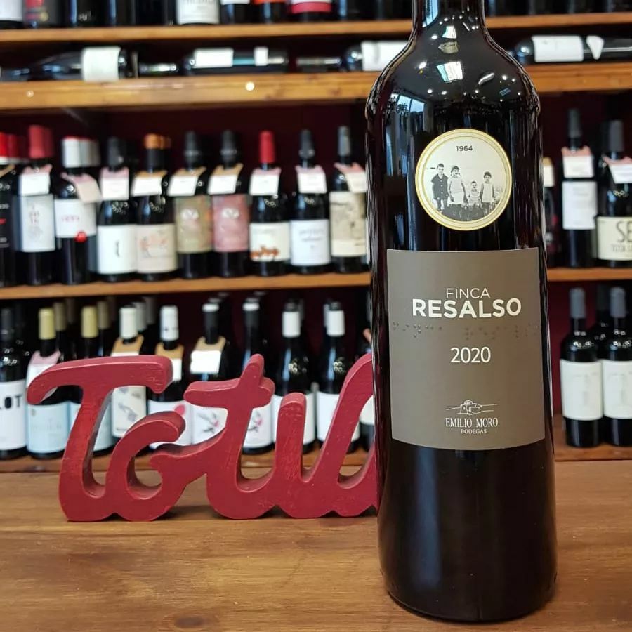 #FINCARESALSO🍷
Un vino de aromas intensos, buen cuerpo y vivo. La pura expresión del Tempranillo en su versión más joven. 

🍇100% Tempranillo
🍷Color rojo cereza picota con ribetes violáceos propios de su juventud. Aroma intenso y muy concentrado dond… instagr.am/p/Cb-nExzqjSV/