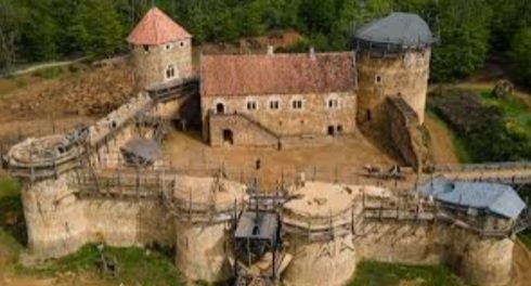 DutreixSeverine's tweet photo. Aujourd'hui, les #conseillers ont accompagné des demandeurs d'emploi sur le site de Guédélon. Plusieurs emplois sont à pouvoir sur ce célèbre lieu touristique. Action en collaboration avec le #CD89
#AvecPôleEmploiAuxerre https://t.co/8nseoJXYR3
