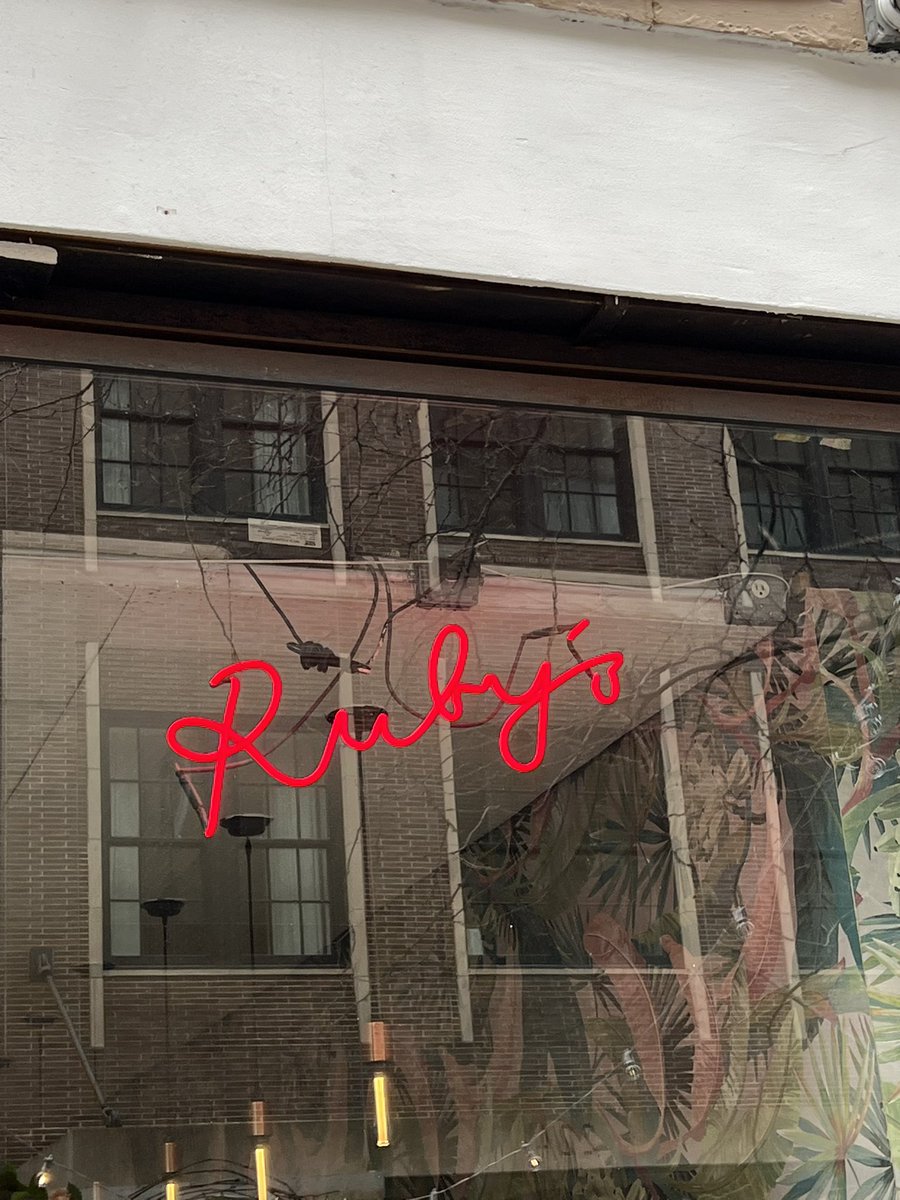 grblanco's tweet photo. Mi hamburguesa favorita de #NYC sigue en plena forma y con ampliación de local. #RubysCafe #Nolita https://t.co/0VZ9jfNQl4