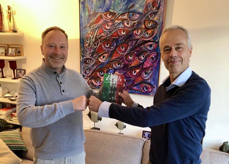 GideonDionysius's tweet photo. Aad de Buck nam het eerste exemplaar van ‘Frans Knoote’ in ontvangst. Als @hbscraeyenhout-voorzitter was hij warm supporter in de totstandkoming. “Geweldig dat dit boek er is. Bijzonder als een HBS’er een boek schrijft, helemaal als het over een bijzondere Kraai als Knoote gaat.” https://t.co/K1YypOItMO