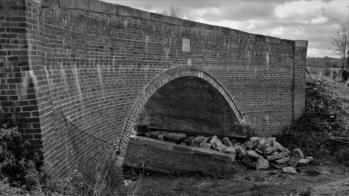 Westcountrywand's tweet photo. #Weymoor bridge on the #ThamesandSevern #canal at #Latton in #Wiltshire restored by @CotswoldCanals between 2014 and 2020. A fantastic effort. https://t.co/CXLVH6t2PH
