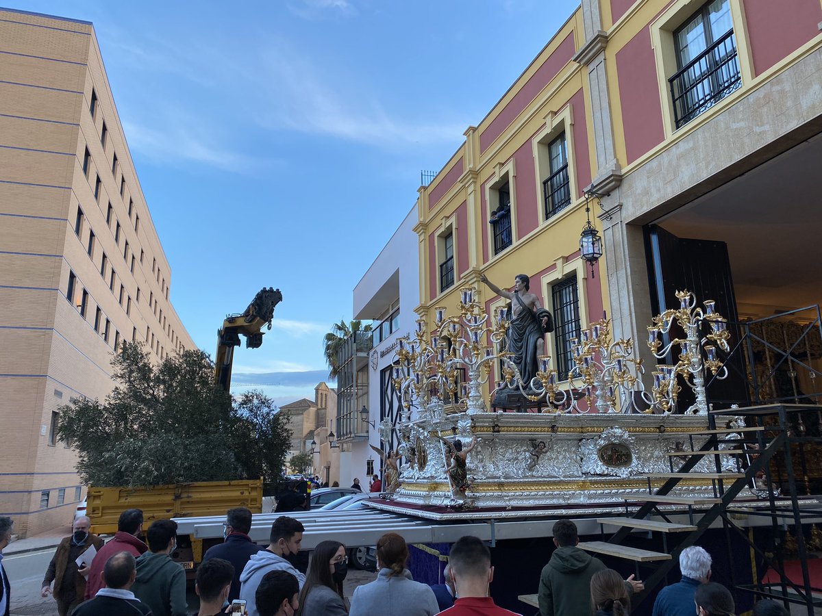Archic_Huerto's tweet photo. En estos momentos colocamos el olivo en el trono de Nuestro Padre Jesús Orando en el Huerto. #yosoydelHuerto #CofradíasMLG https://t.co/06hwIrru5D