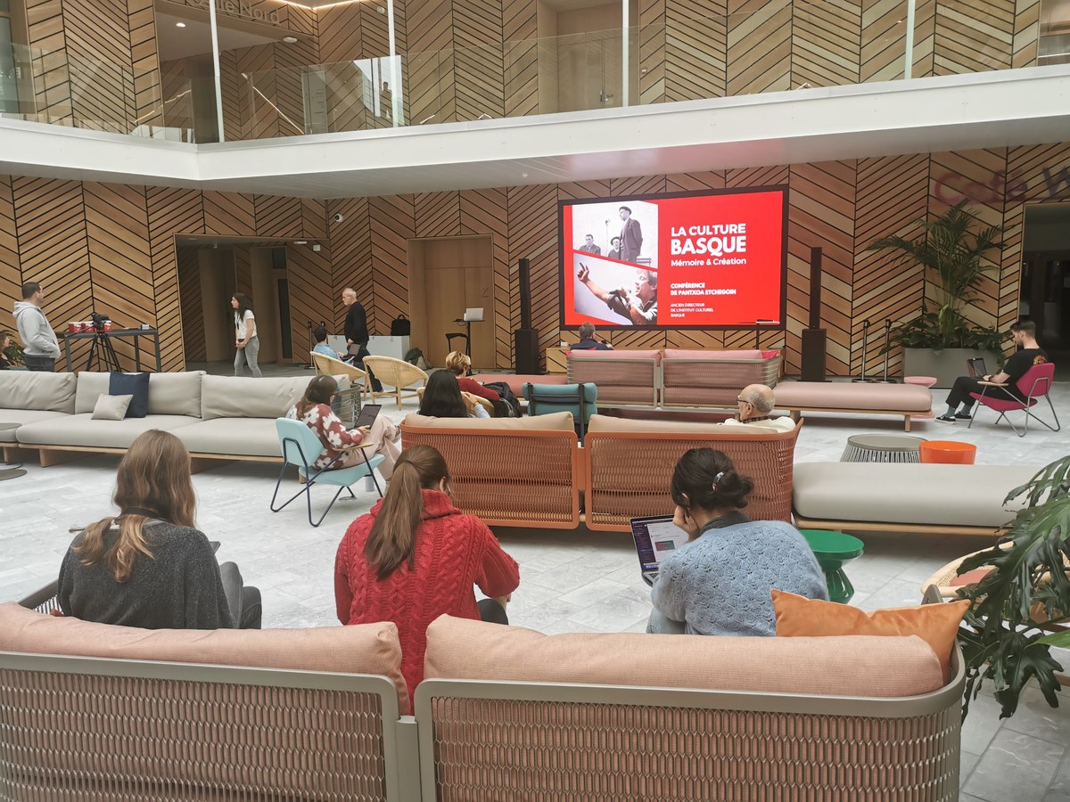 icb_info's tweet photo. 😀 La semaine dernière l'ICB était présent à l'espace @LeconnecteurBTZ pour sensibiliser les coworkers à la culture basque. Danse, chant, gastronomie, il y en avait pour tous les goûts ! Merci à tous ! #icb #culturebasque @lefondsindarra
📸 ICB // Le Connecteur https://t.co/2ur99F7rVe