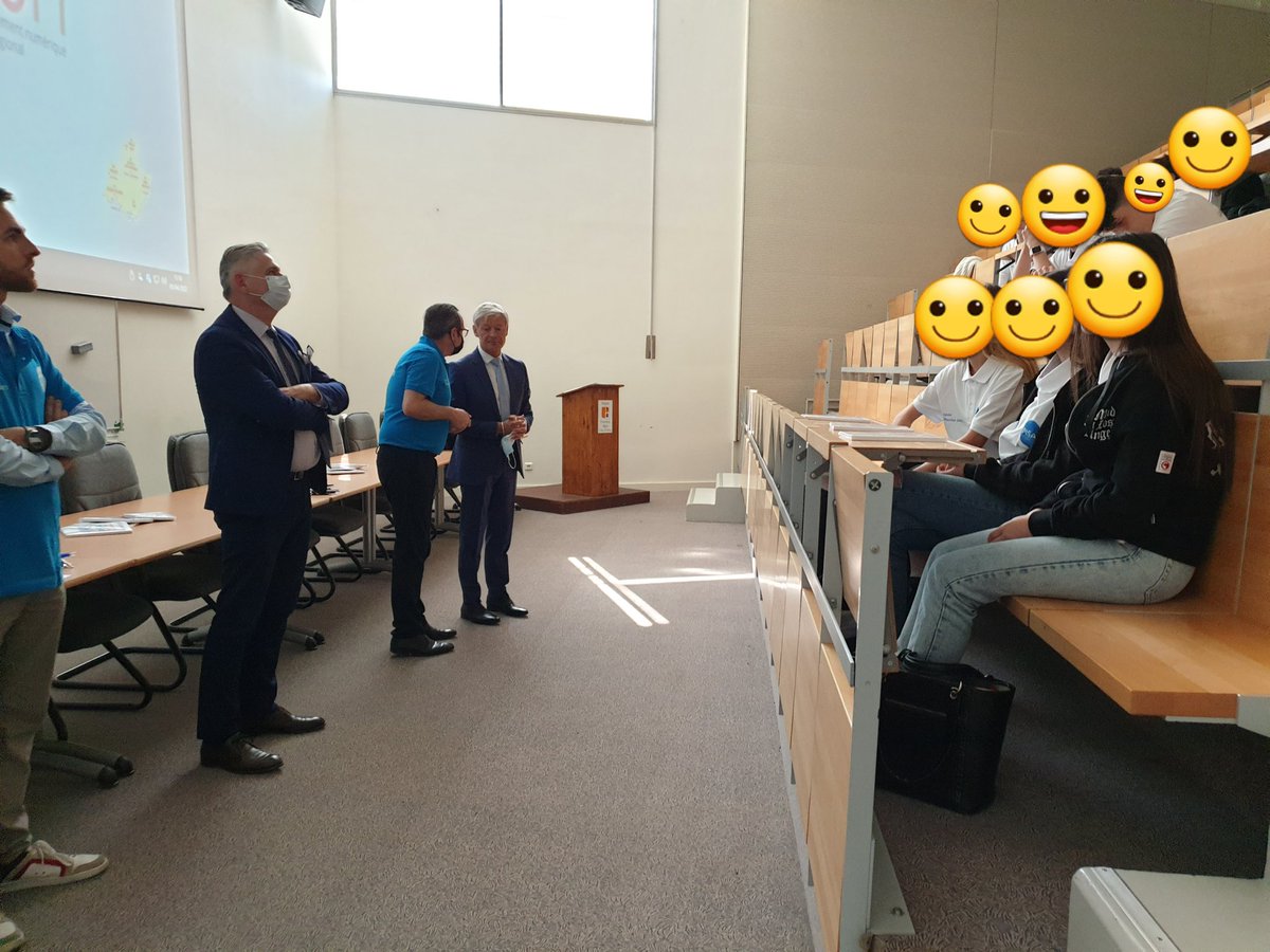 LycJanetti's tweet photo. 🥁 Veille de tests #PISA2022 au #lyceejanetti 
Les élèves motivés et encouragés par M. Laganier, recteur d'académie, M.Detarte, inspecteur regional de mathématiques et toute l'équipe #PISA2022 du @LycJanetti 🖋🙂👍 https://t.co/ZOCI5a1W7W