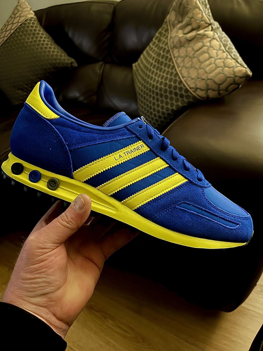 roundarway's tweet photo. Made the right choice well happy with these👇 😎👌
#shareyourstripes #adidas #LA #trainer https://t.co/7cG8odHBHE