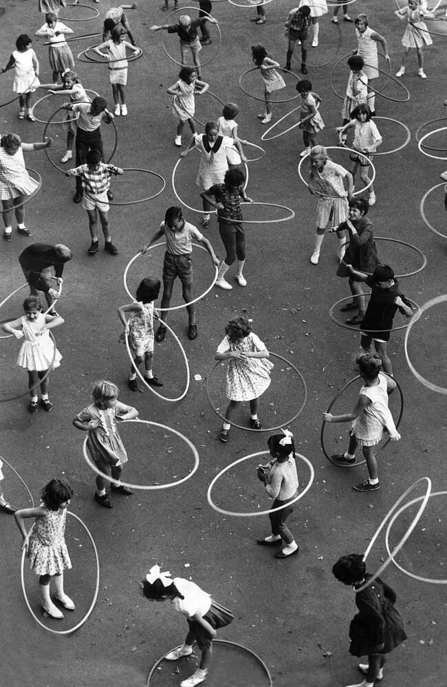 literlandweb1's tweet photo. "La infancia tiene sus propias maneras de ver, pensar y sentir; nada hay más insensato que pretender sustituirlas por las nuestras".
"Emilio o De la educación",  Jean-Jacques Rousseau https://t.co/cnhPX66XVU