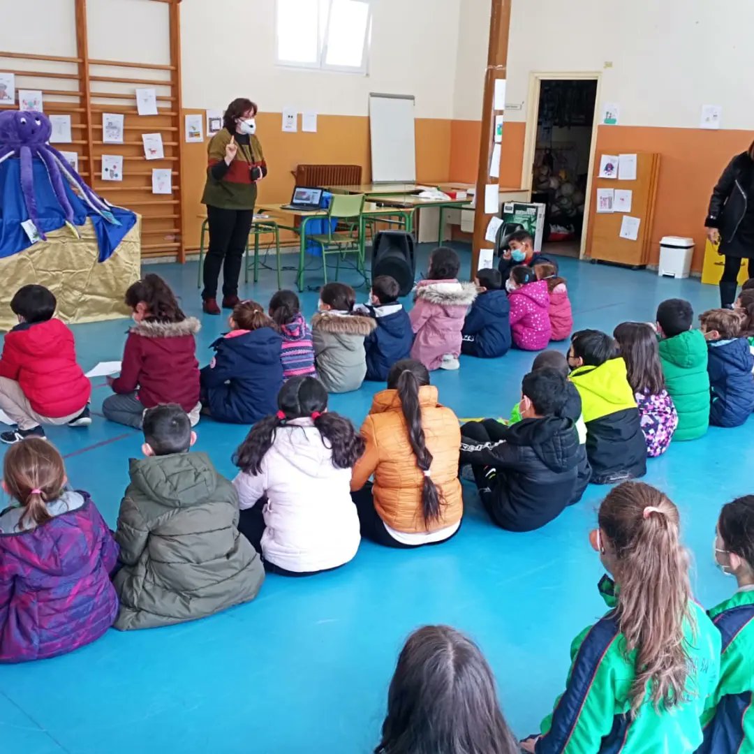 SPEDROBAUTISTA's tweet photo. Disfrutamos un montón presentando la mascota de la biblioteca. https://t.co/gkNu9GnZn7
