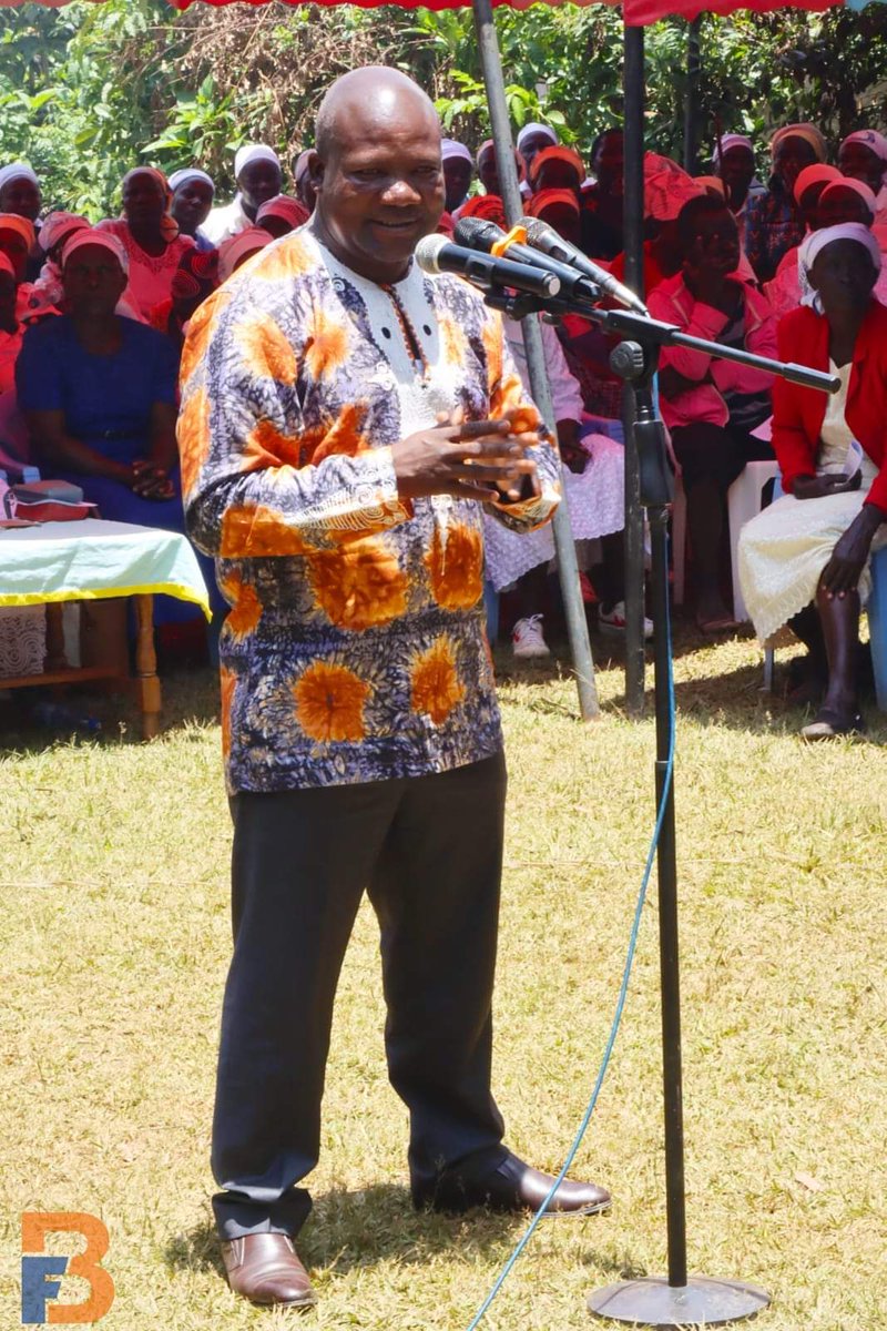 ItsMutai's tweet photo. You know Kakamega have a serious problem on their hands. They have to choose between The CORRUPT Fernandes Barasa and the GROSSLY INCOMPETENT Cleophas Malala! But for whatever you do in Kakamega, choose the corrupt one. https://t.co/rwR6arlUjf