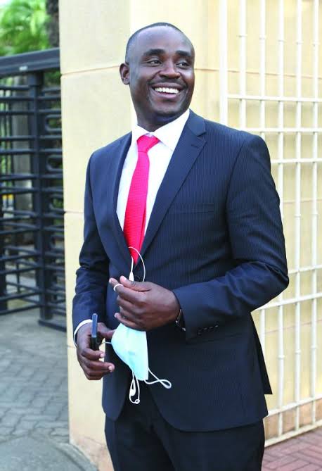 ItsMutai's tweet photo. You know Kakamega have a serious problem on their hands. They have to choose between The CORRUPT Fernandes Barasa and the GROSSLY INCOMPETENT Cleophas Malala! But for whatever you do in Kakamega, choose the corrupt one. https://t.co/rwR6arlUjf