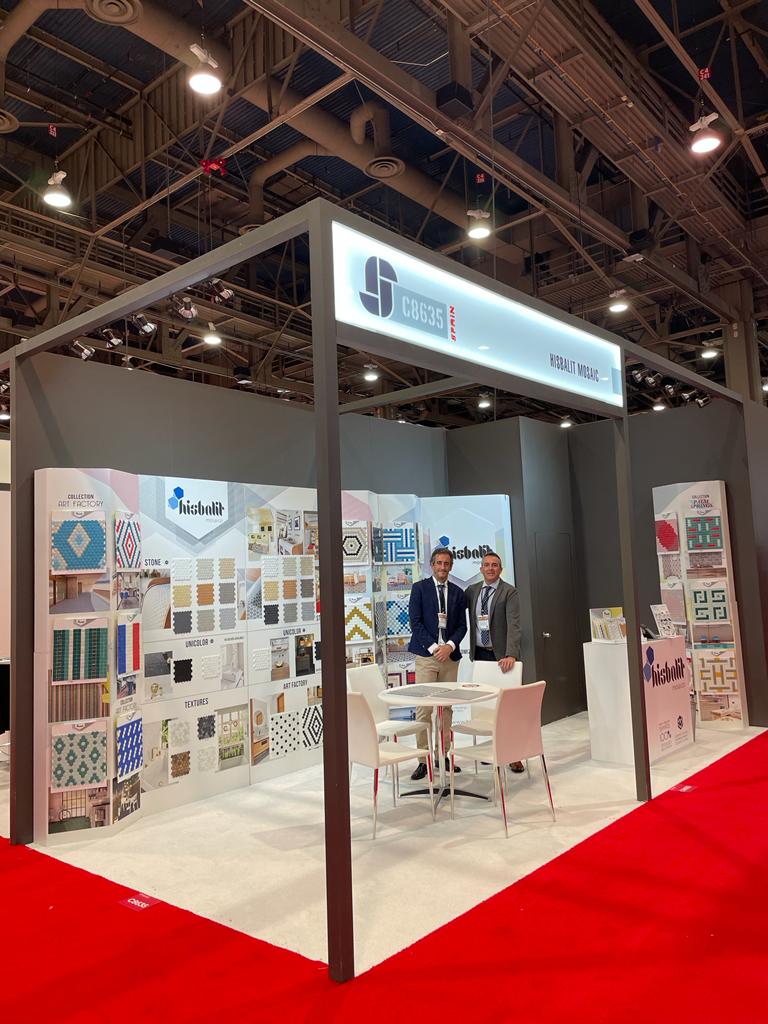 HISBALITmosaico's tweet photo. ¡COMIENZA #COVERINGS2022 ! Desde #LasVegas y llenos de ilusión os presentamos nuestro stand en @Coverings
Os esperamos en el 📍STAND C88635 | Pabellón @ICEX
📌#LasVegasConvencionCenter
🗓 Hasta el 8 de abril
#Coverings #Ecofriendlymaterial #Ecofriendlymosaic #Mosaic https://t.co/fk6Pyoylyf