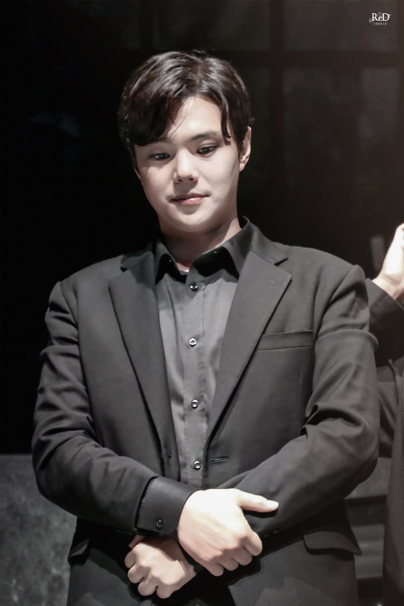 Re__D__pic's tweet photo. 190910 연극 Everybody Wants Him Dead / 구큐
관객과의 대화 포토타임
PD役|임병근 배우님
지금부터 사형 집행을 시작한다.
#EWHD #구큐 #임병근 https://t.co/hwq285xeU1