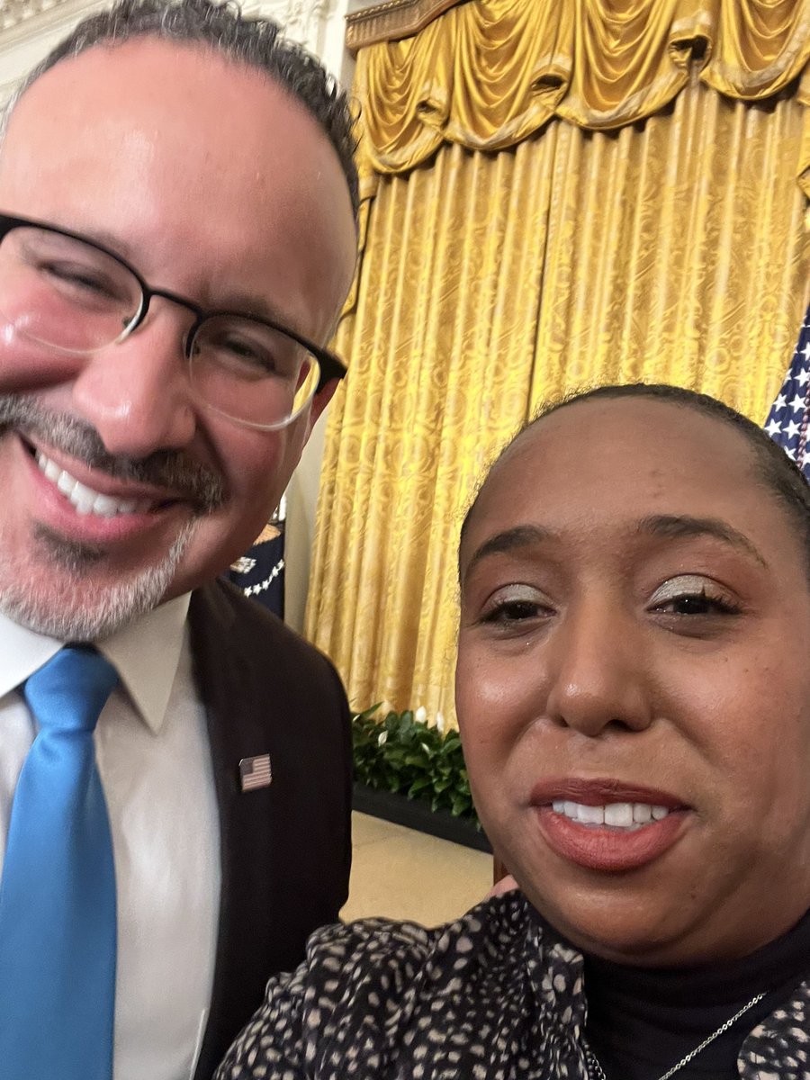jennthetutor's tweet photo. I discussed @NOVAcommcollege, test-optional, pell expansion, discussed the need of educators and set up follow upmeeting… then I met President Obama and President Biden https://t.co/NCYry7nZJ3
