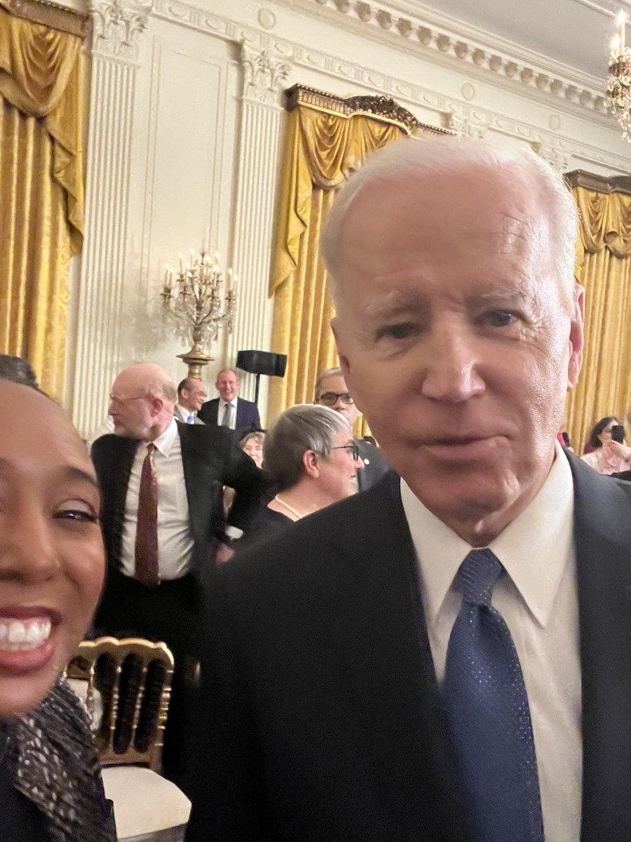 jennthetutor's tweet photo. I discussed @NOVAcommcollege, test-optional, pell expansion, discussed the need of educators and set up follow upmeeting… then I met President Obama and President Biden https://t.co/NCYry7nZJ3
