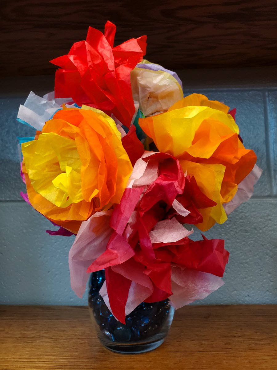 MBBennettLMS's tweet photo. Best day in a while!

Received the Battle of the Books 3rd place trophy for SJM.

Also received this bouquet of tissue paper flowers from Ms. Tallevast's class for National Librarian's Day!

#HCSLibraryMedia #SJMSSharpSharks #TheStJamesWay https://t.co/MDdTMn2fOm