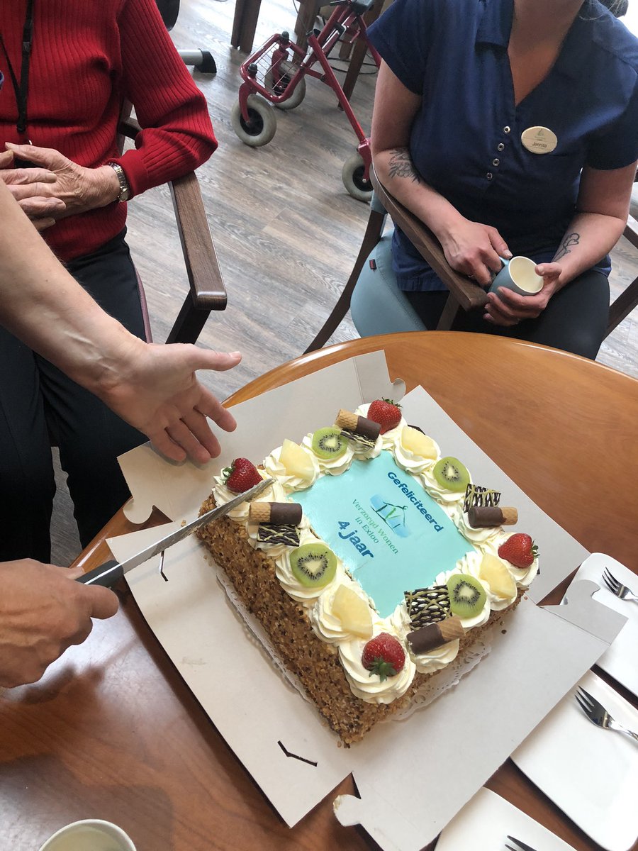 Vier jaar geleden startten wij met onze kleinschalige woonvoorziening en dagopvang voor ouderen. Met veel plezier, lekkere taart, gitaar en zang vierden we dit vandaag met elkaar.