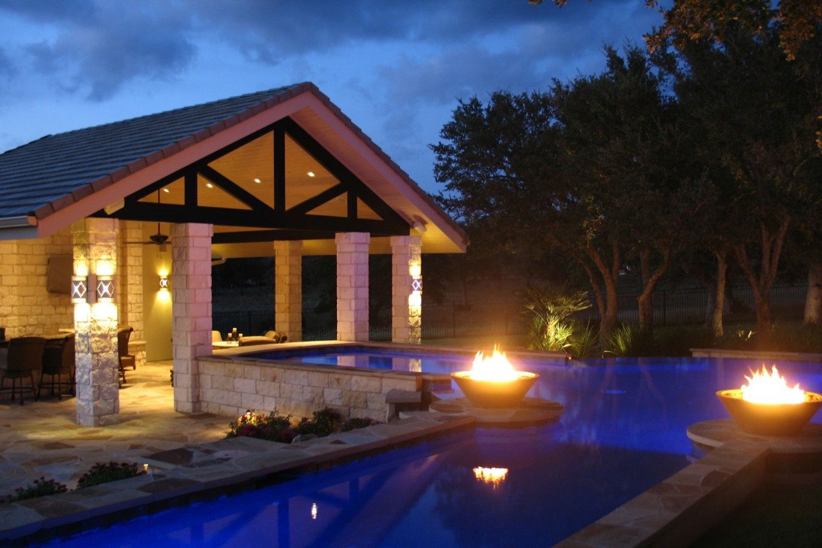GotLights_tx's tweet photo. Strategically placed landscape lighting can dramatically change the appearance of a home. #GotLights #DrippingSprings #LandscapeLighting #HomeLighting #CustomLights https://t.co/yvWdjKbVq3