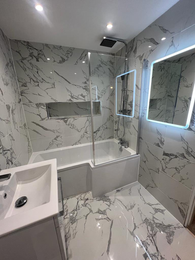 lukeyC96's tweet photo. Before and after of our new bathroom 😅 @lex_lilley https://t.co/hlsXN91saH