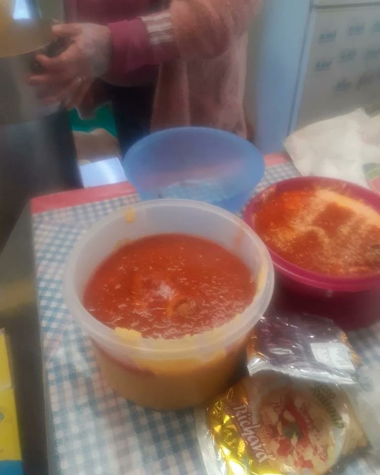 lapinguinos's tweet photo. COMIDA EN EL BARRIO 🍽️

Hoy hicimos una riquísima polenta con estofado para más de 60 familias. 🍲

Esto lo hacemos dos días a la semana, todas las semanas con la mercadería que nos da el @mindesarrollo_ba y la verdura que nos dona @palermoverduleria. 🥕🧅🥔🫑 https://t.co/wXRcvq0ICU