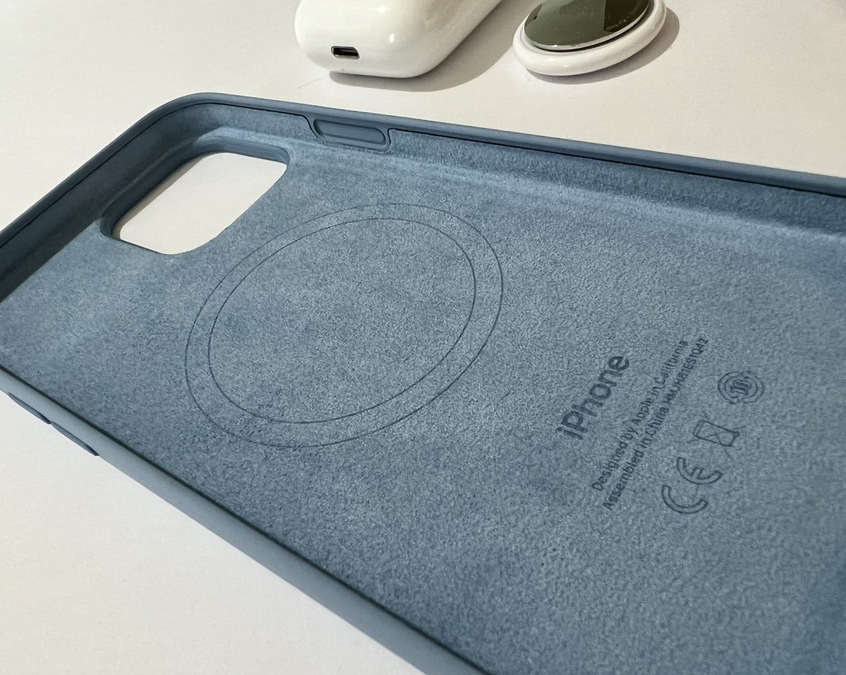 JMarcus93's tweet photo. From Autumn (Fall) ๐ to Spring ๐ณ. Absolutely love this Blue Fog case ๐ This and the brown leather. Top tier. #Apple #iPhone #PhoneCase #Case #Spring #BlueFog #MagSafe https://t.co/AlY1rIl0KC