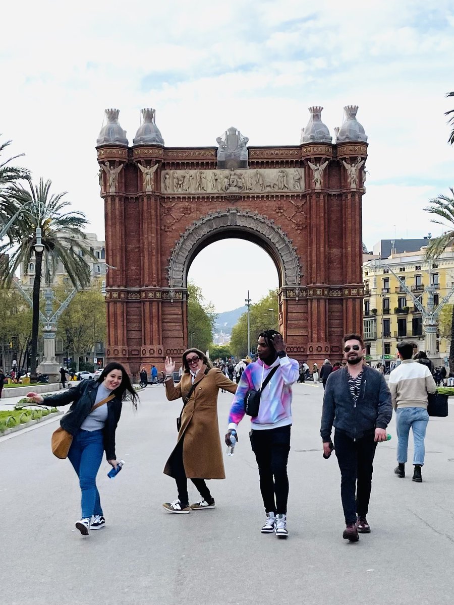 LasTapasDeLola's tweet photo. Continuing the band theme… #barcelona #arcdeltriomf #albumcovers 🥰🤣🤣 #lolasntour https://t.co/AusHKBH27H