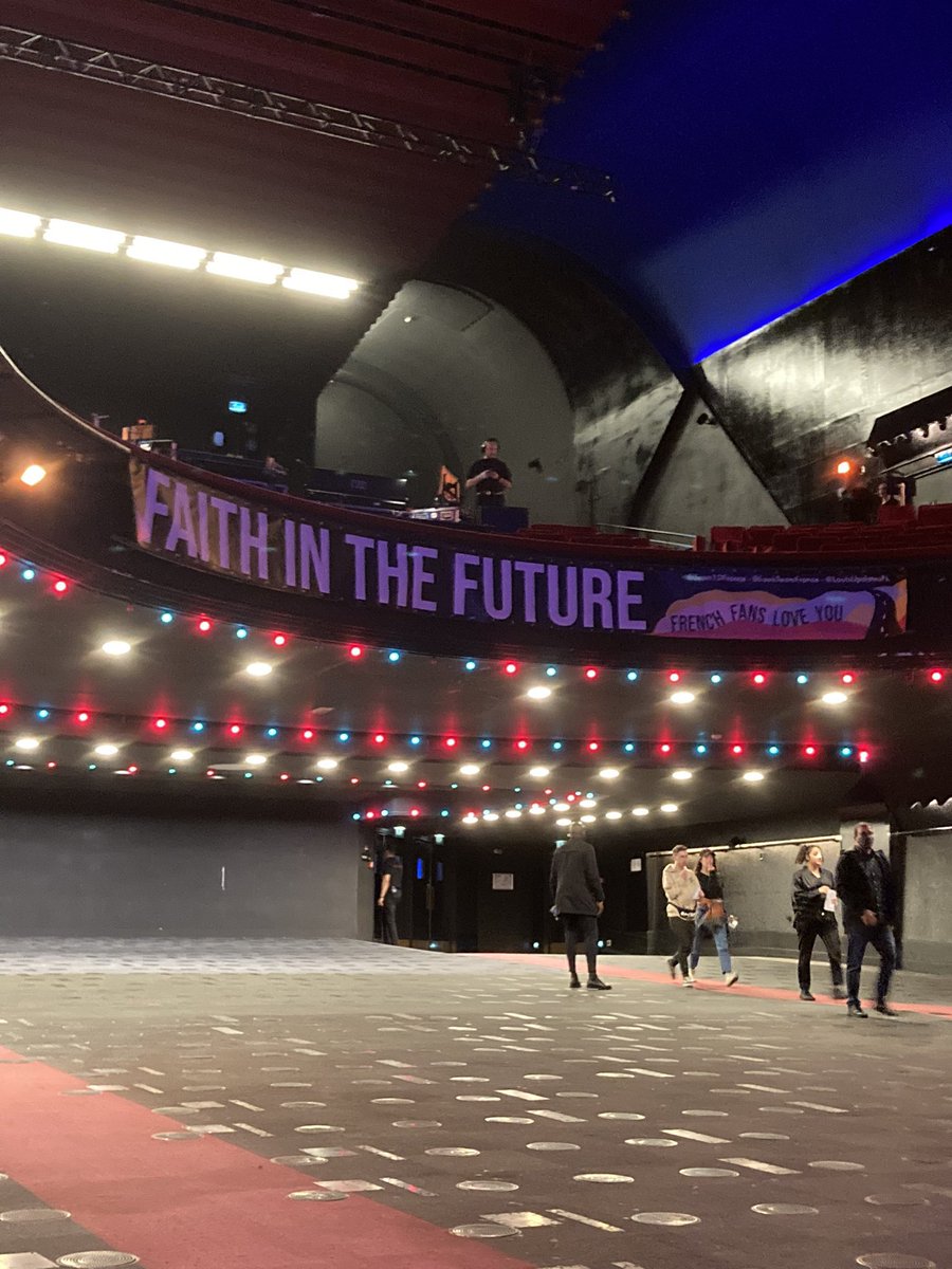 HLDTour's tweet image. The “Faith in the Future” banner that fans organised for Louis’ show! Shout out to @LouisTeamFrance, @LouisFRUpdates and @Team1DFrance! 
#LTWTParis #Night1 
5.4.22