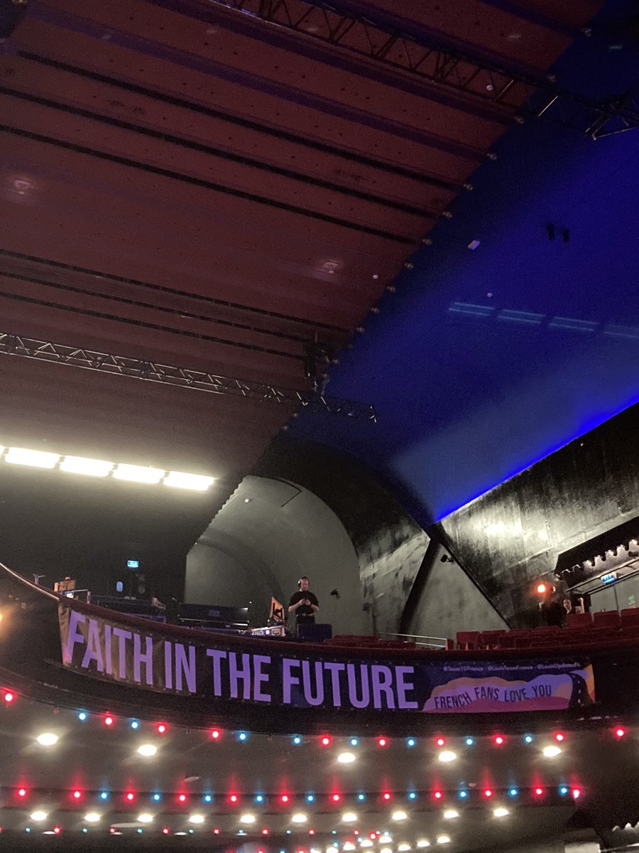 HLDTour's tweet image. The “Faith in the Future” banner that fans organised for Louis’ show! Shout out to @LouisTeamFrance, @LouisFRUpdates and @Team1DFrance! 
#LTWTParis #Night1 
5.4.22