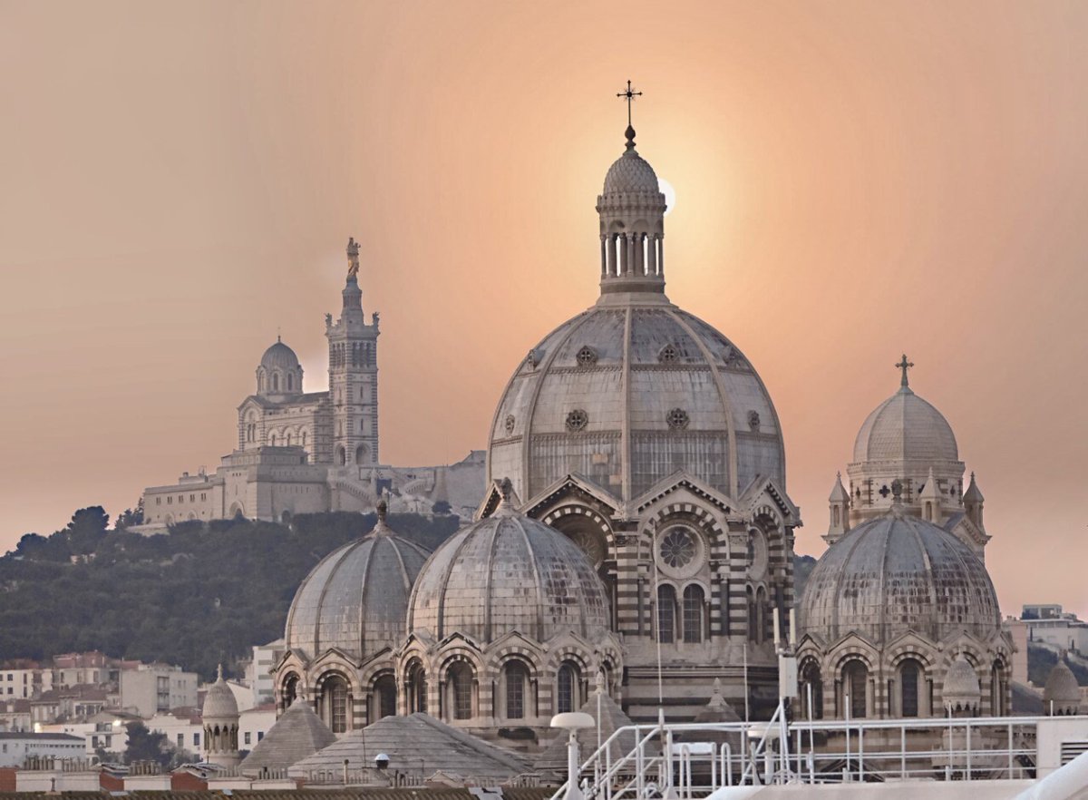 laprovence's tweet photo. Subtil mélange de couleurs dans le ciel de #Marseille, entre la Major et Notre Dame. Tellement reposant... 🧡🧡 

Crédit photo : @igmumford https://t.co/3Hckev2Kzu